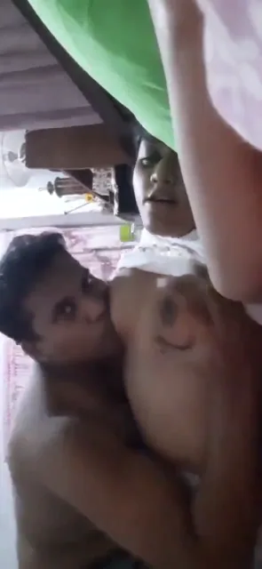 देसी बॉयफ्रेंड ने गर्लफ्रेंड के बड़े बूब्स चूसकर चोदने का मजा लिया और लंड सहलाकर हिंदी बीएफ सेक्स वीडियो — screenshot 1