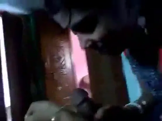 लुंगी में हाथ डालकर लंड हिलाती देसी बीवी की मस्तurbation वाली भाभी बीएफ वीडियो — screenshot 5