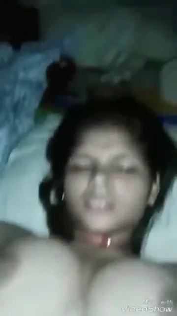 दूधिया चूत वाली देसी लड़की की मस्त चूत चुदाई हिंदी बीएफ वीडियो — screenshot 7