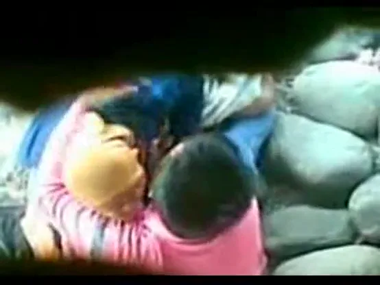 पत्थरों के पीछे हिजाबी लड़की ने लंड चूसकर दिया जबरदस्त ब्लोजॉब — screenshot 7