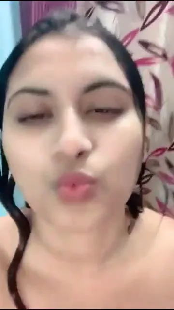 टॉवल छोड़कर नंगा जिस्म दिखाती खूबसूरत देसी लड़की की सेक्सी वीडियो — screenshot 5