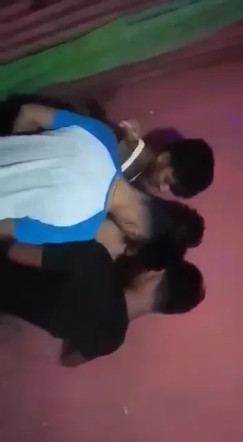 पति ने अपनी देसी बीवी को लफंगे दोस्तों के सामने नंगी नचवाकर चूत चुदाई करवाई हिंदी बीएफ — screenshot 3