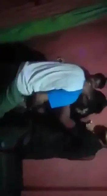 पति ने अपनी देसी बीवी को लफंगे दोस्तों के सामने नंगी नचवाकर चूत चुदाई करवाई हिंदी बीएफ — screenshot 4