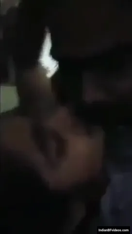 गाँव के देसी लवर अंधेरे में रोमांस करते हुए चूत चोदाई वीडियो — screenshot 1