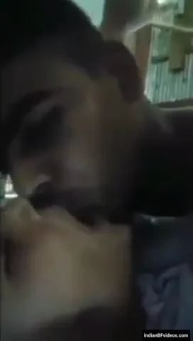 गाँव के देसी लवर अंधेरे में रोमांस करते हुए चूत चोदाई वीडियो — screenshot 2