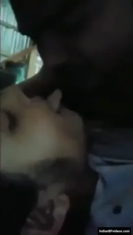 गाँव के देसी लवर अंधेरे में रोमांस करते हुए चूत चोदाई वीडियो — screenshot 4