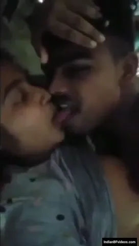 गाँव के देसी लवर अंधेरे में रोमांस करते हुए चूत चोदाई वीडियो — screenshot 5