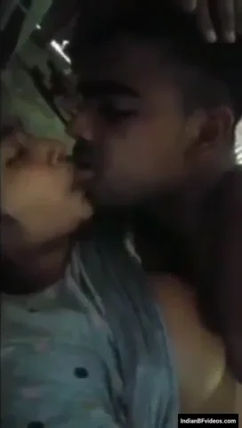 गाँव के देसी लवर अंधेरे में रोमांस करते हुए चूत चोदाई वीडियो — screenshot 6