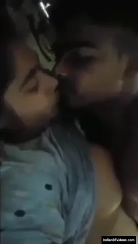 गाँव के देसी लवर अंधेरे में रोमांस करते हुए चूत चोदाई वीडियो — screenshot 8