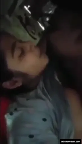 गाँव के देसी लवर अंधेरे में रोमांस करते हुए चूत चोदाई वीडियो — screenshot 10