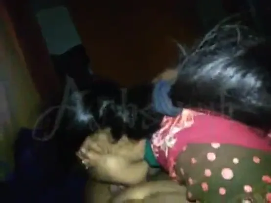 सेक्सी ब्लाउज वाली भाभी ने चूसा लंड वीडियो — screenshot 2