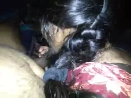 सेक्सी ब्लाउज वाली भाभी ने चूसा लंड वीडियो — screenshot 3