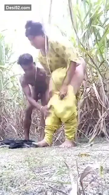 गन्ने के खेत में लड़के ने अपनी प्रेमिका को जमकर चोदा देहाती चूत चुदाई वीडियो — screenshot 3