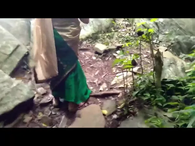 नारियल वाले ने झरने के पास आंटी की हवस मिटाई और जोरदार चोदाई की — screenshot 1