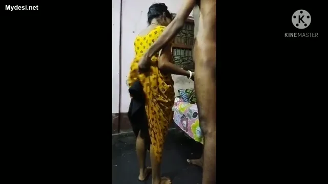 लंबे कद के पति का मोटा लंड हिलाकर गाउन वाली देसी बीवी की चूत चुदाई हिंदी बीएफ वीडियो — screenshot 1