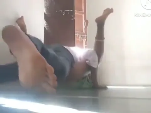 पड़ोसी भाभी यार संग फर्श पर फटाफट देसी चुदाई की हिंदी बीएफ एमएमएस गांव वाली क्लिप