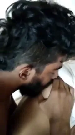कजिन सिस्टर की मोटी चूचियां पकड़कर जोर से चूसता भाई देसी सेक्स हिंदी बीएफ वीडियो — screenshot 1