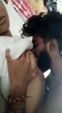 कजिन सिस्टर की मोटी चूचियां पकड़कर जोर से चूसता भाई देसी सेक्स हिंदी बीएफ वीडियो — screenshot 5
