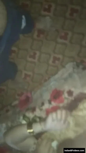 पाकिस्तानी आंटी मोबाइल की रोशनी में क्लीन शेव्ड लंड को चूसती हुई देहाती ब्लू फिल्म — screenshot 10