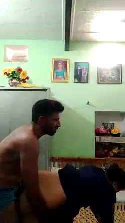 डॉगीस्टाइल में पति ने भाभी की बुर चोदी पाकिस्तानी बीएफ वीडियो — screenshot 2