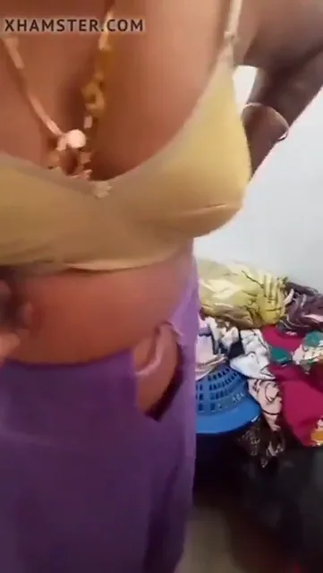 कपड़े बदलती मल्लू बीवी के बड़े बूब्स दबाते हुए मस्त MMS वीडियो — screenshot 3