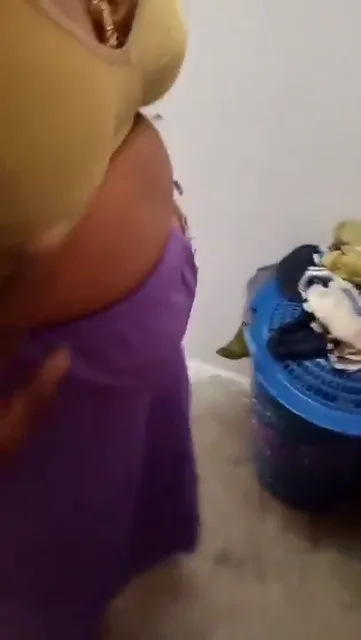 कपड़े बदलती मल्लू बीवी के बड़े बूब्स दबाते हुए मस्त MMS वीडियो — screenshot 5