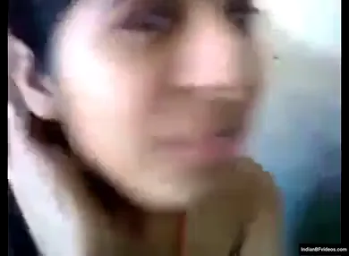 गर्लफ्रेंड ने बॉयफ्रेंड को अपने खूबसूरत बूब्स दिखाए देसी बूब्स शो MMS