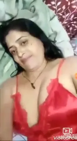 रेड सेक्सी नाइट ड्रेस में बीवी का पूरा नंगा बदन दिखाती देसी एमएमएस — screenshot 1