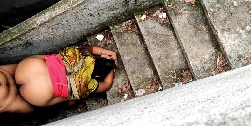 सीढियों पर आंटी की मोटी गांड पर डॉगीस्टाइल चुदाई कर वीर्य गिराया देसी चुदाई वीडियो
