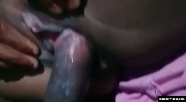 बिहारी गांव की भाभी काले लंड से अपनी काली चूत चुदवाती हुई देसी सेक्स हिंदी बीएफ MMS