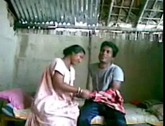 शादीशुदा देहाती औरत ने पड़ोसी लड़के को बुलाकर मुट्ठ मारी देसी एमएमएस — screenshot 1