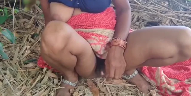 गाँव की भाभी ने बम्बू के पेड़ों के निचे चूत में ऊँगली की वीडियो — screenshot 10
