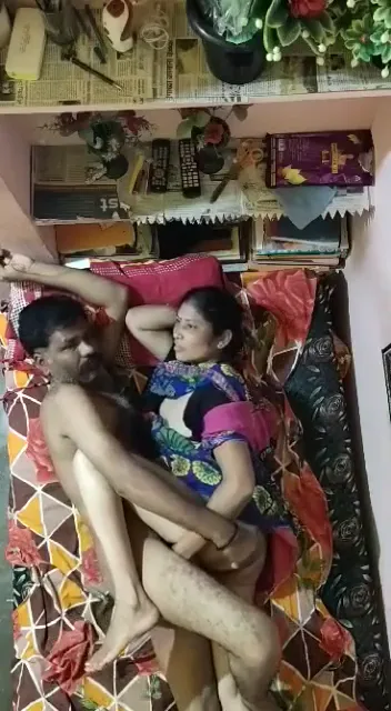 इंडियन पति पत्नी का लीक्ड होममेड देसी चूत चुदाई सेक्स वीडियो — screenshot 1