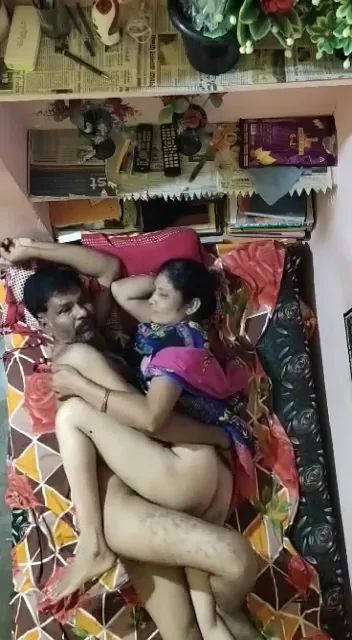 इंडियन पति पत्नी का लीक्ड होममेड देसी चूत चुदाई सेक्स वीडियो — screenshot 2