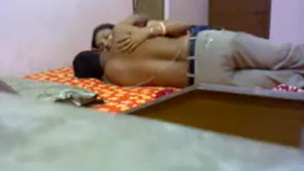 मराठी आदमी अपनी गर्लफ्रेंड के साथ बेड पर फुल एंजॉय चुदाई करता वीडियो — screenshot 1
