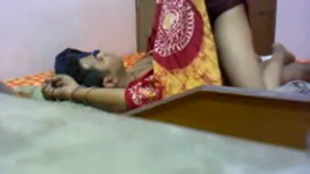 मराठी आदमी अपनी गर्लफ्रेंड के साथ बेड पर फुल एंजॉय चुदाई करता वीडियो — screenshot 6