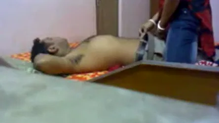 मराठी आदमी अपनी गर्लफ्रेंड के साथ बेड पर फुल एंजॉय चुदाई करता वीडियो