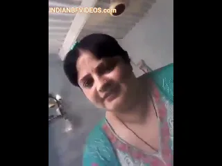 वेबकैम पर भोसडा दिखाती हुई मच्योर देसी आंटी का सेक्स वीडियो — screenshot 1