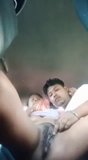 देसी आसाम की मस्त हॉट गर्ल का कार में जबरदस्त चूत चुदाई ब्लू फिल्म एमएमएस — screenshot 1