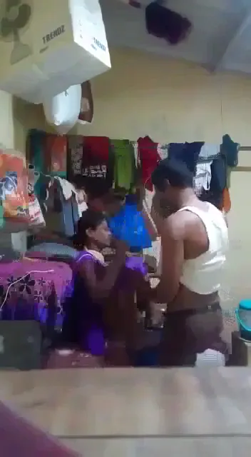 पड़ोसवाली बीवी को चुपके से घर बुलाकर जोरदार चोदा देसी चुदाई वाली ब्लू फिल्म — screenshot 2