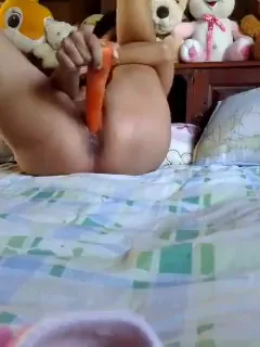 टेडी बियर से खेलती लड़की ने गाजर से गीली चूत में हस्तमैथुन किया — screenshot 5