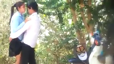 पार्क में खड़े खड़े चुदाई करते नेपाली स्टूडेंट्स का छुपा कैमरा वीडियो — screenshot 1