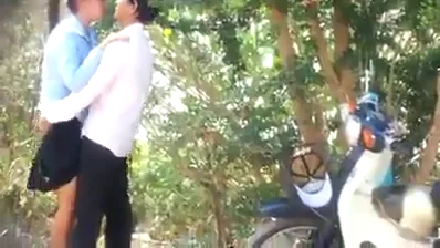 पार्क में खड़े खड़े चुदाई करते नेपाली स्टूडेंट्स का छुपा कैमरा वीडियो — screenshot 3