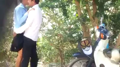 पार्क में खड़े खड़े चुदाई करते नेपाली स्टूडेंट्स का छुपा कैमरा वीडियो — screenshot 4