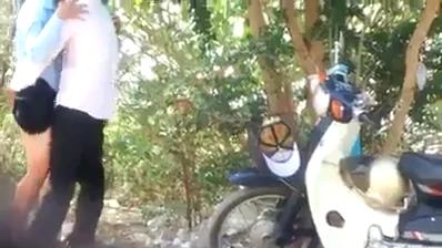 पार्क में खड़े खड़े चुदाई करते नेपाली स्टूडेंट्स का छुपा कैमरा वीडियो — screenshot 5