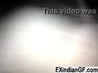 साड़ी उठाकर देसी भाभी ने अपनी गीली बुर दिखाई गांव की MMS ब्लू फिल्म — screenshot 1