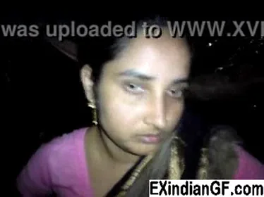 साड़ी उठाकर देसी भाभी ने अपनी गीली बुर दिखाई गांव की MMS ब्लू फिल्म — screenshot 4
