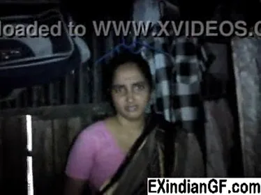साड़ी उठाकर देसी भाभी ने अपनी गीली बुर दिखाई गांव की MMS ब्लू फिल्म — screenshot 5