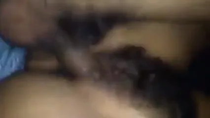 कामवासना की आदी गर्लफ्रेंड की झांट वाली बुर को जोर से चोदा हिंदी बीएफ वीडियो — screenshot 1