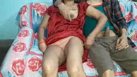 गोल चूची वाली भाभी के बूब्स मसलकर घोड़ी बनाकर चुदाई की देसी बीएफ वीडियो — screenshot 1